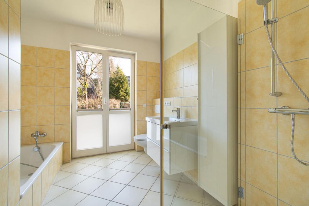Helles Badezimmer mit Dusche und Badewanne