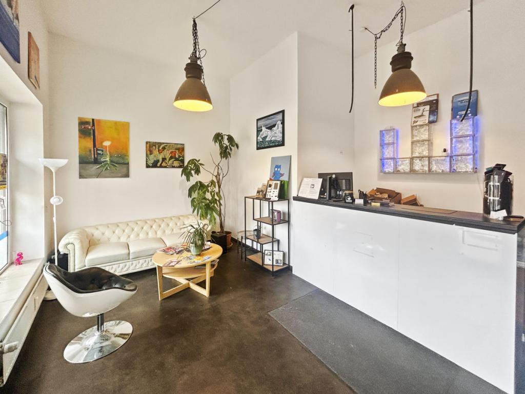 Einladender Eingangsbereich mit großem Tresen