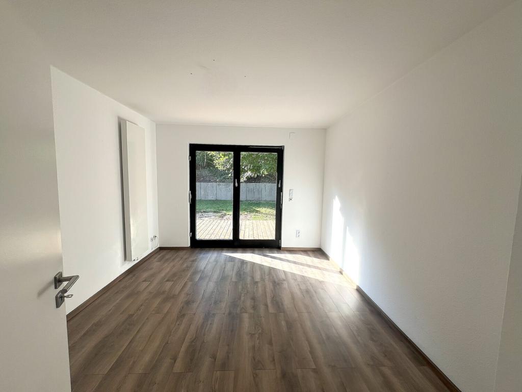Kinderzimmer mit bodentiefem Fenster zum Garten