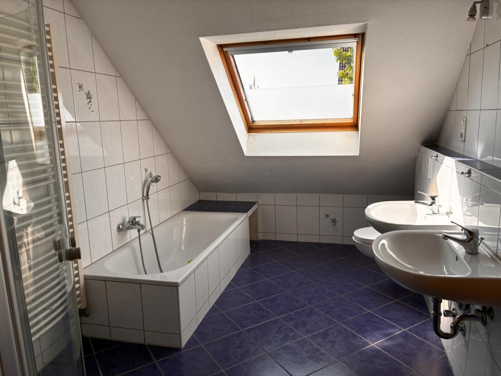 Badezimmer mit Wanne und Dusche