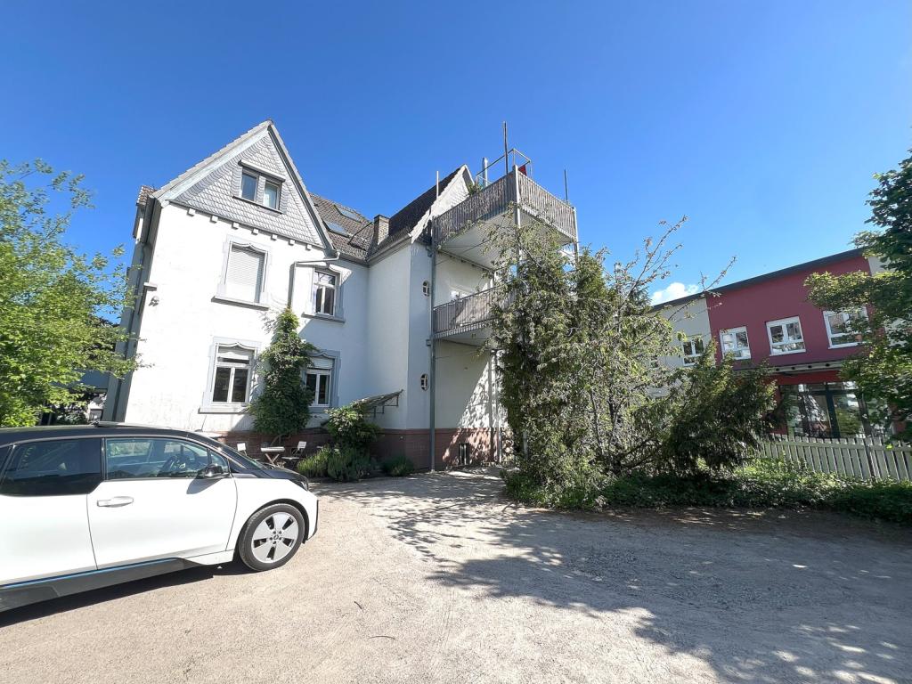Seitliche Ansicht und Blick zu den Stellplätzen