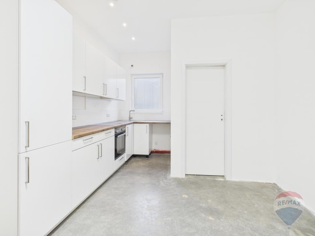 Küche mit Zugang Versorgungsraum 