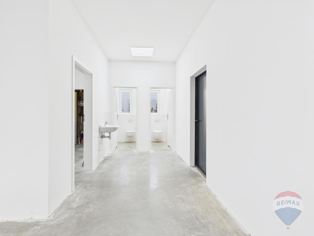 EG Gang von der Halle / Ausstellung Richtung Küche und WC´s