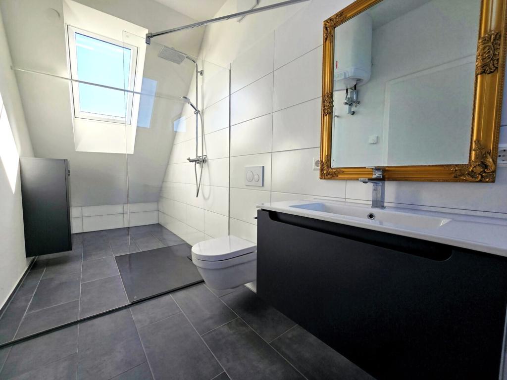 Exklusive Maisonette-Wohnung mit gehobener Ausstattung, Balkon & Tiefgaragenstellplatz - Photo 4