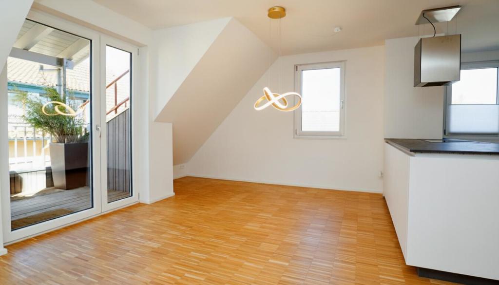 Exklusive Maisonette-Wohnung mit gehobener Ausstattung, Balkon & Tiefgaragenstellplatz - Photo 1