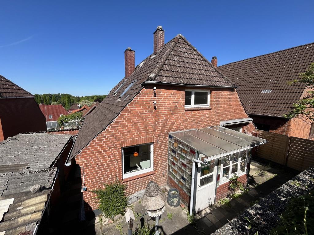 Rückansicht mit Wintergarten und Terrasse