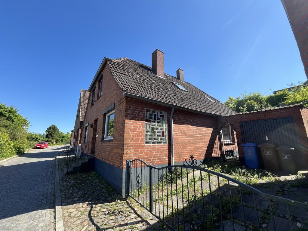 Seitenansicht mit Garagen-/ Schuppengebäude