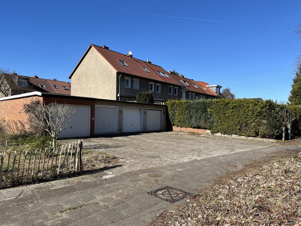 Rückansicht mit Garagenanlage