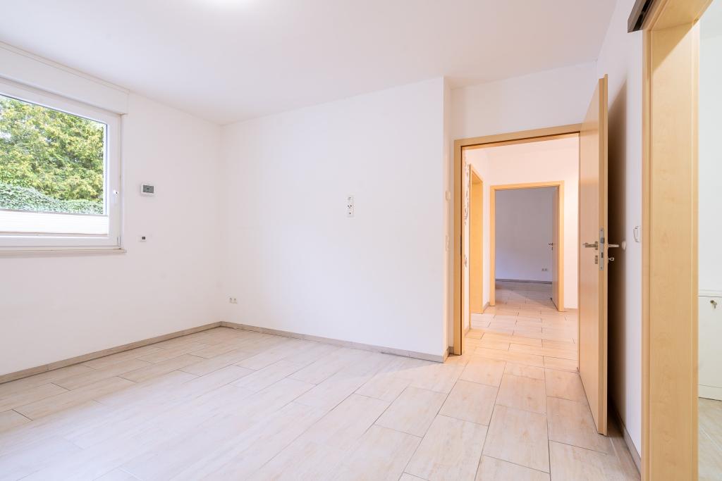 Schlafzimmer mit begehbarem Kleiderschrank