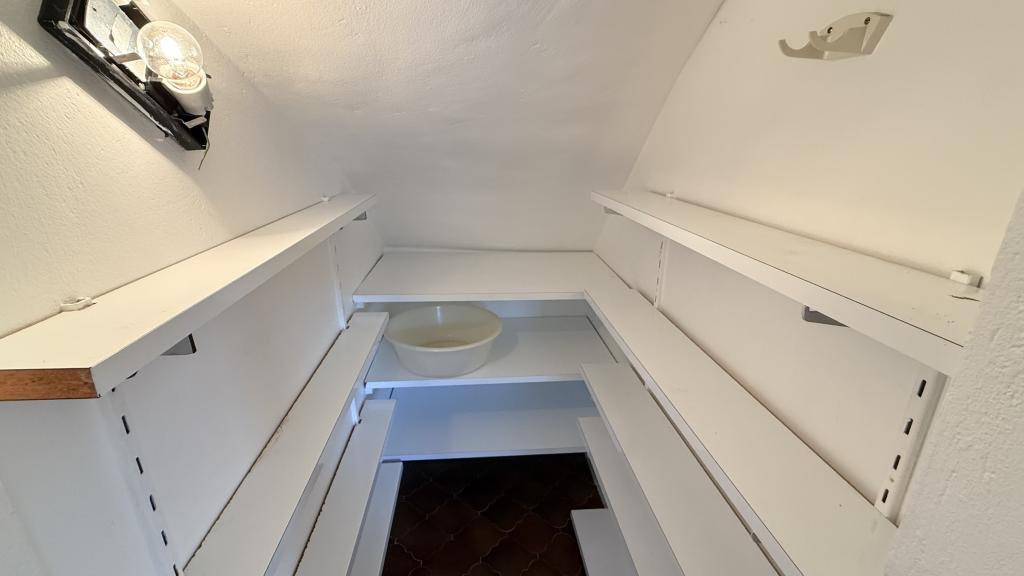 kleine Speisekammer im Küchenbereich