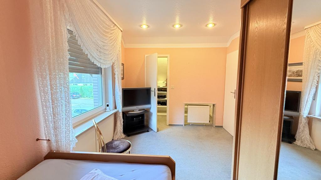 Zimmer mit Zugang zum begehbaren Kleiderschrank