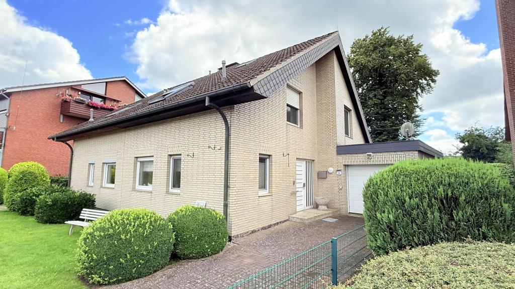 Seitenansicht mit Hauseingang
