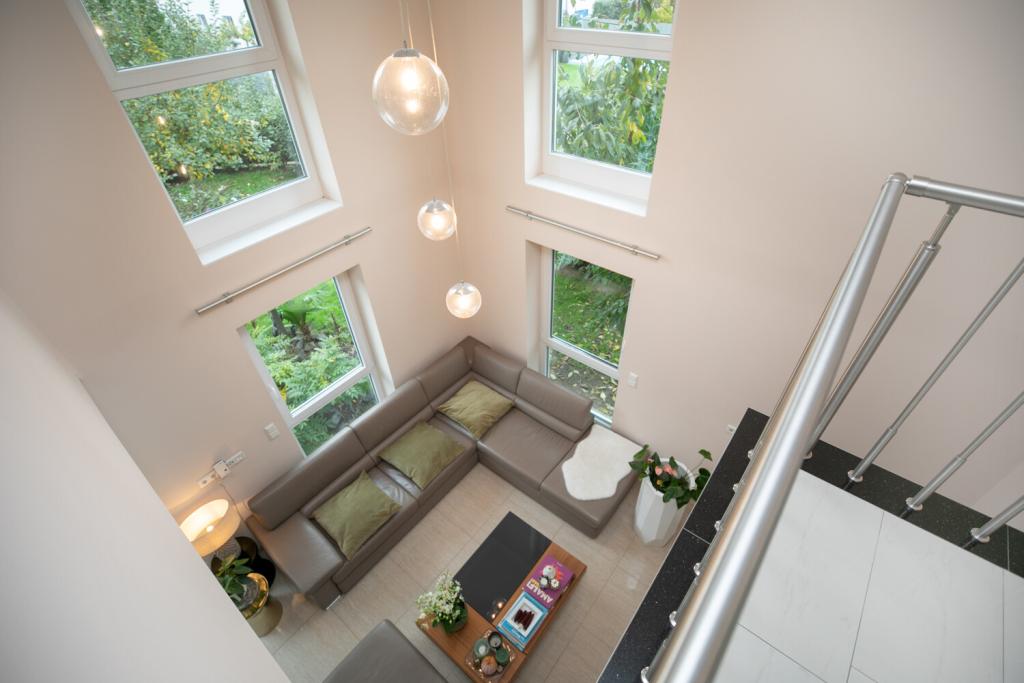 Blick von der Galerie ins Wohnzimmer