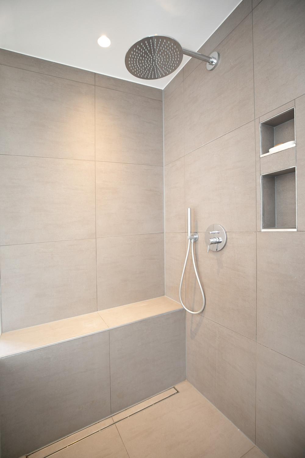 Badezimmer-Dusche1. OG