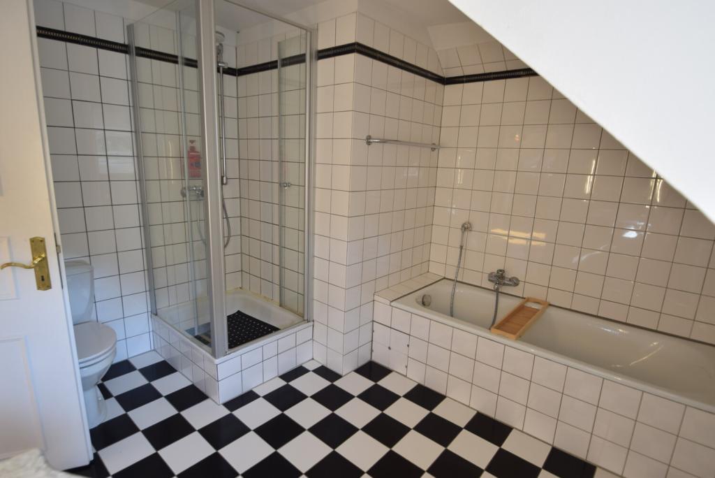 Exklusive 2-Zimmer-Dachgeschosswohnung mit großer Dachterrasse in historischer Villa in Egelsbach - Photo 3