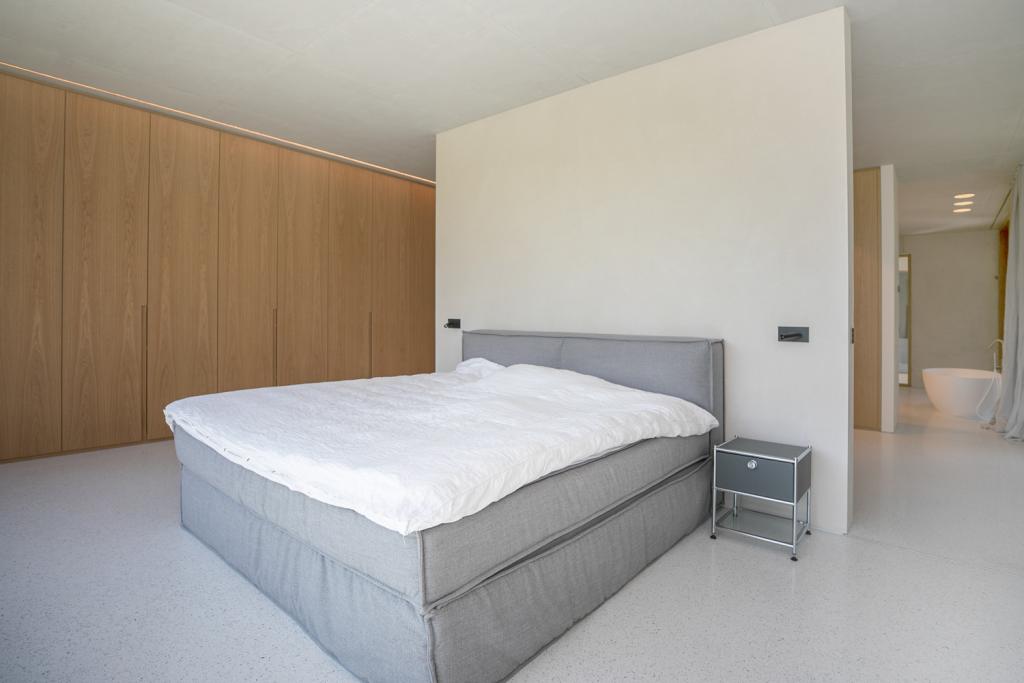 Großzügiges Schlafzimmer