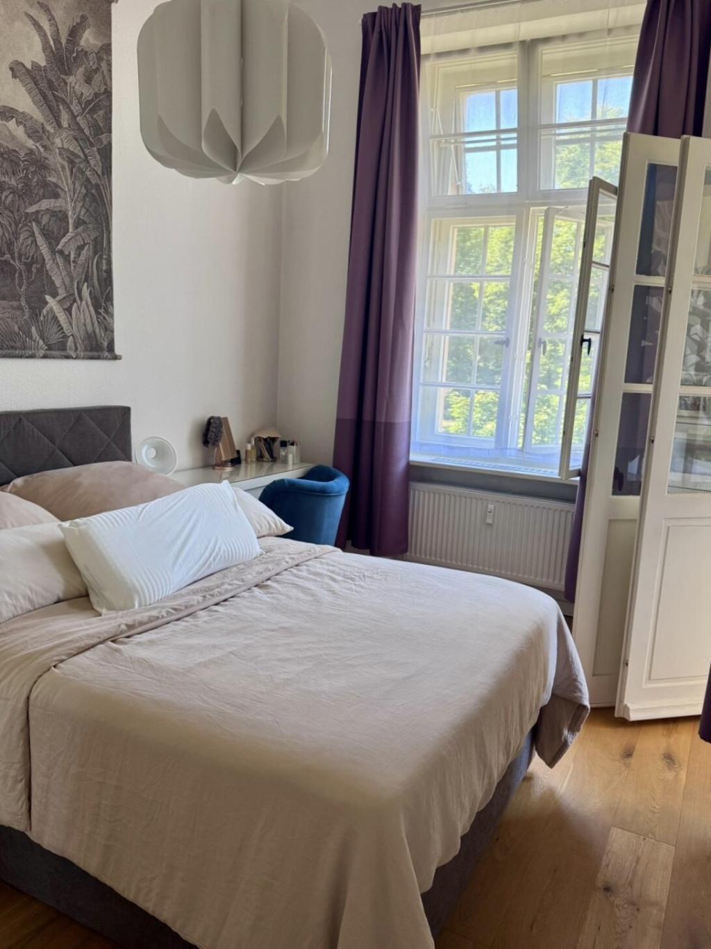 Schlafzimmer mit Zugang Loggia
