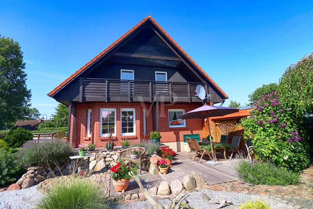 Rückansicht mit Loggia und Terrasse