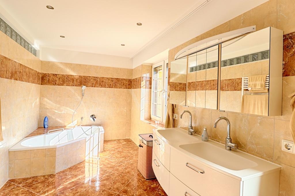 Badezimmer mit Wanne