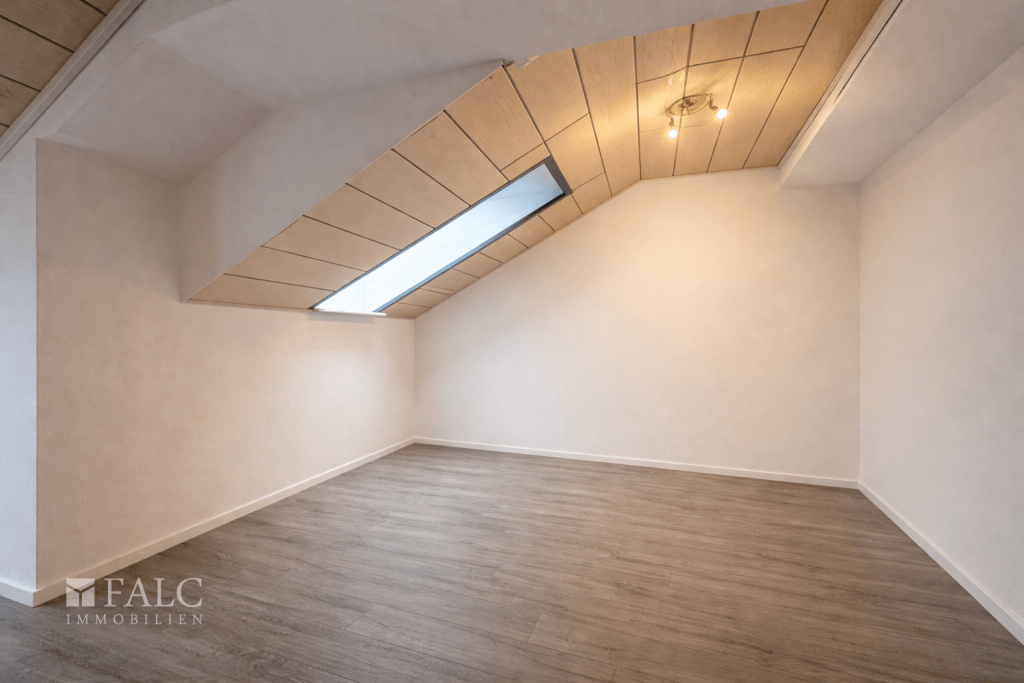 3-Zimmer-Dachgeschosswohnung mit Süd-Balkon ,Einbauküche und optionaler Garage - Foto 3