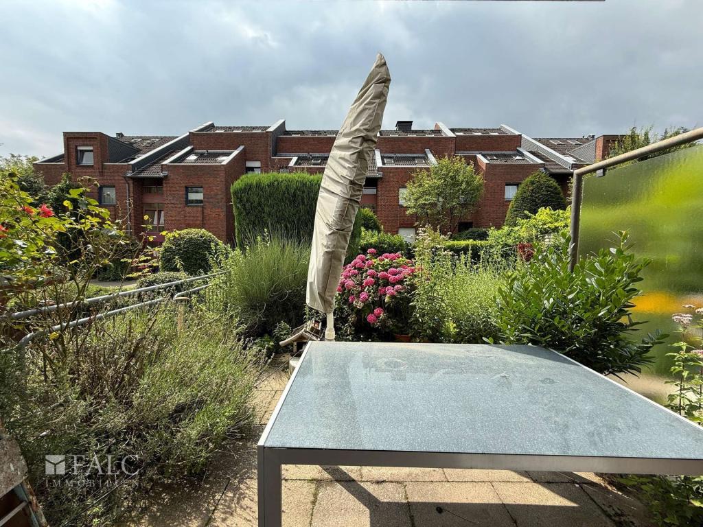 2-Zimmer-Erdgeschosswohnung mit Terrasse & grünem Garten mit Südausrichtung und Einbauküche - Foto 1