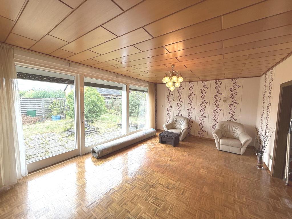 Wohnzimmer mit Blick auf Terrasse