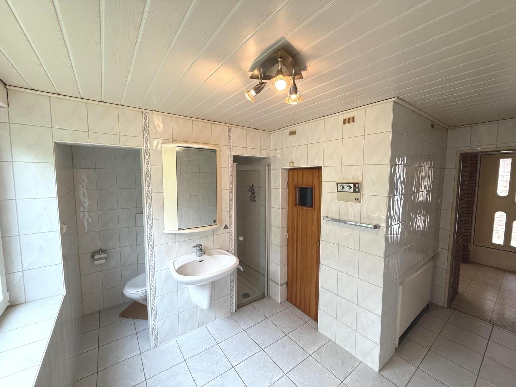 Bad mit Sauna, Dusche und WC
