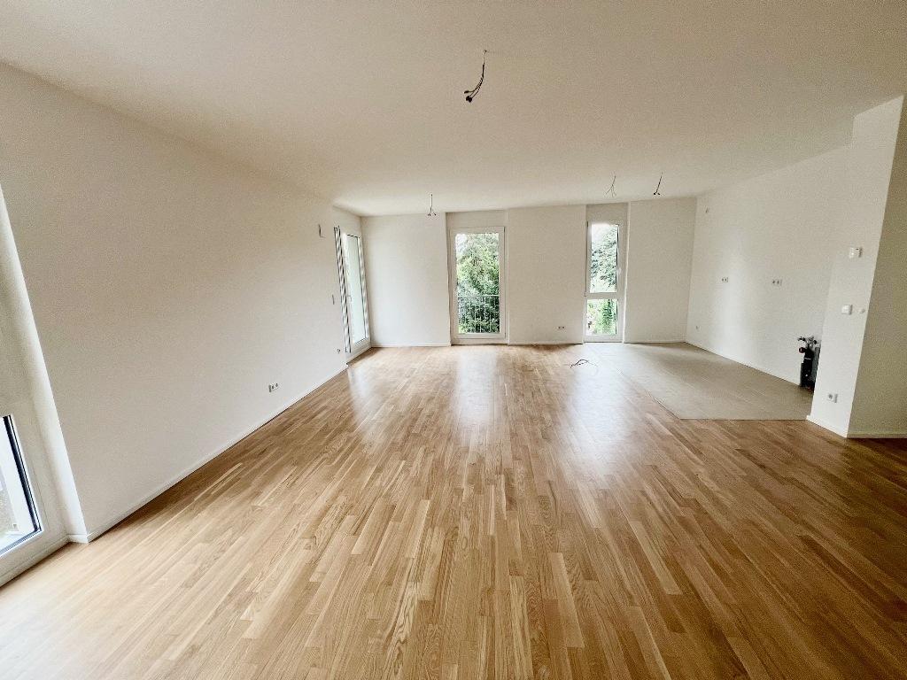 Blick ins Wohnzimmer mit offener Küche