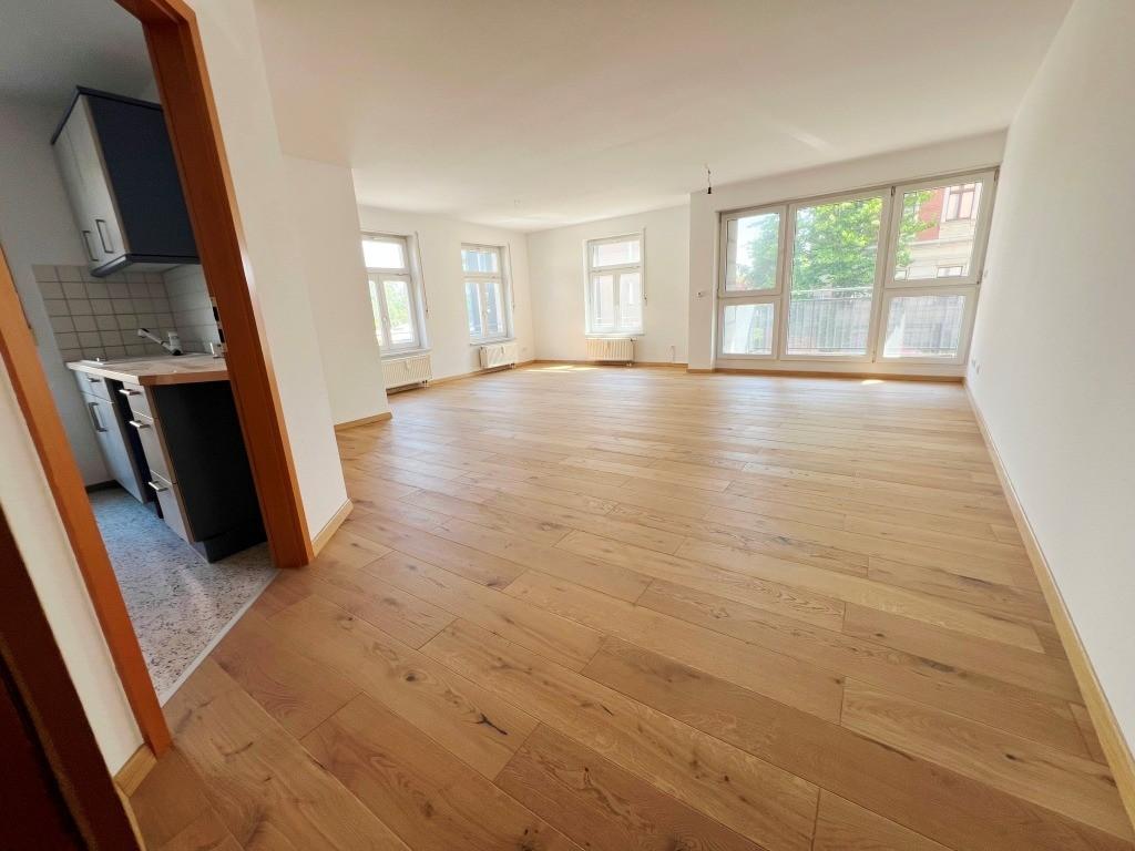 großes, helles Wohnzimmer