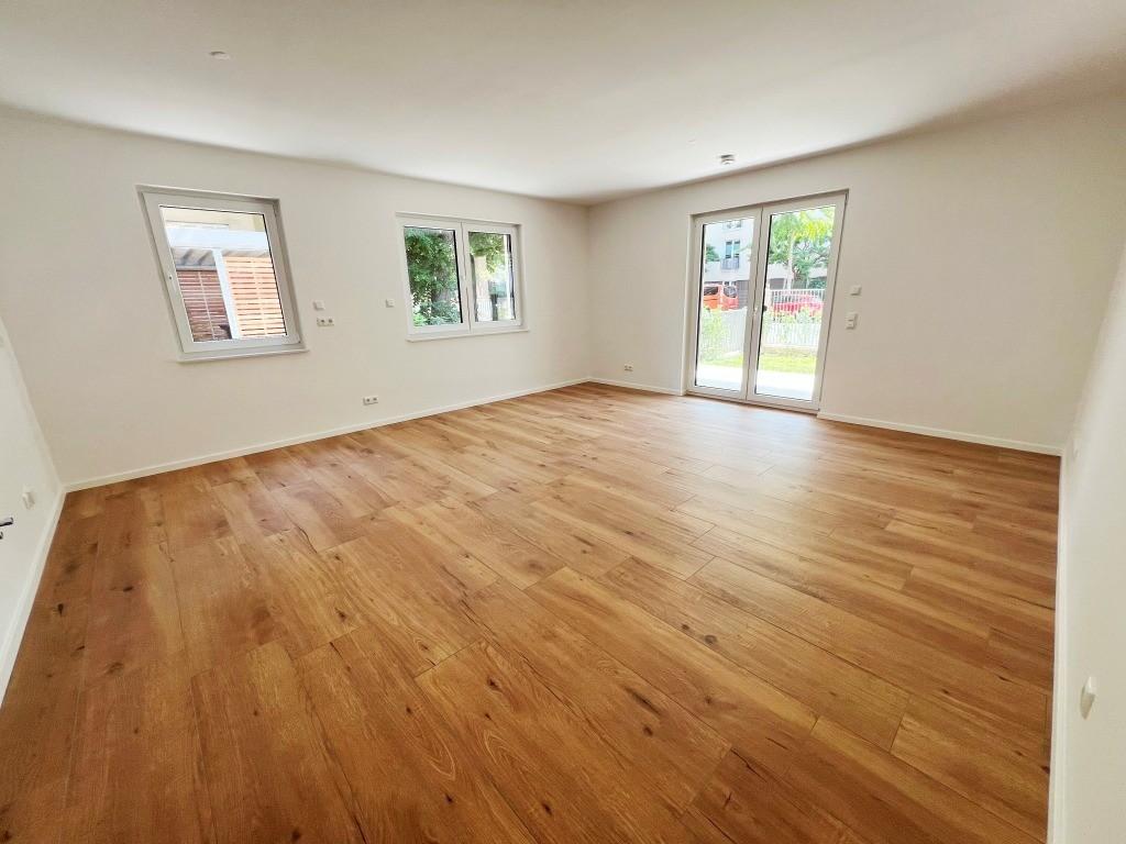 großes Wohnzimmer mit offener Küche und Terrasse