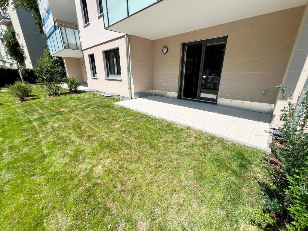 große Terrasse und Gartenanteil