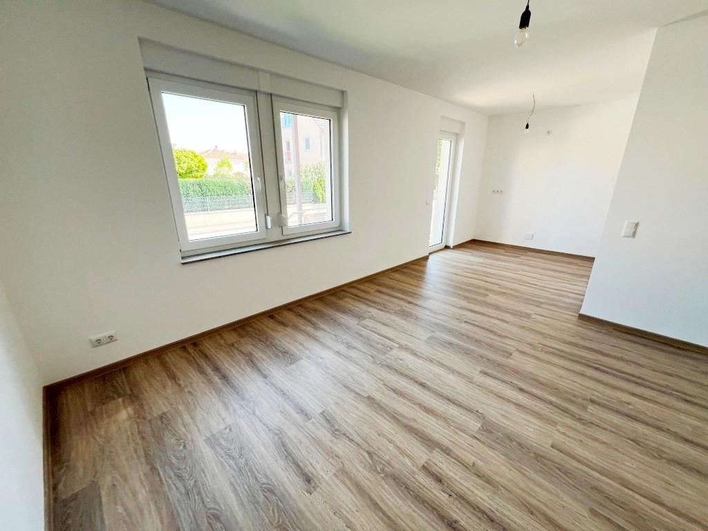 Küche mit Zugang zum Balkon und Garten
