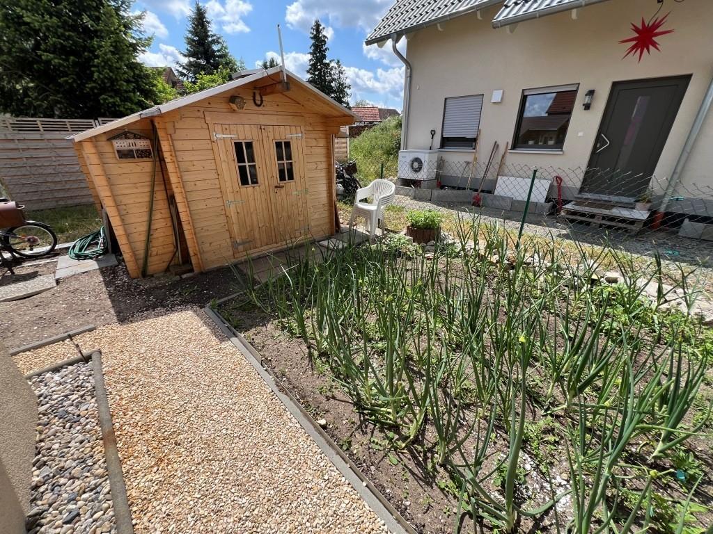 kleiner Nutzgarten mit Gartenhaus