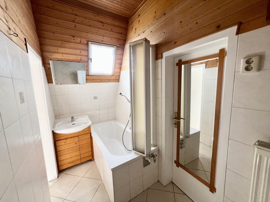 GEMÜTLICHE DACHGESCHOSS-WOHNUNG IN GRÜNER UND RUHIGER LAGE - Foto 5