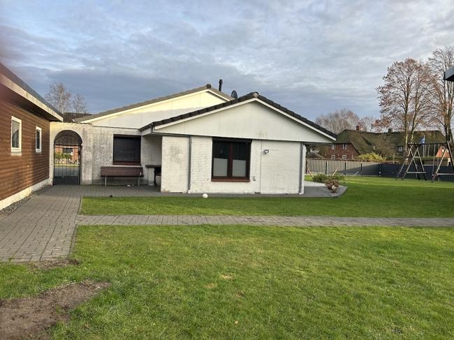 seitliche Ansicht vom Garten aus