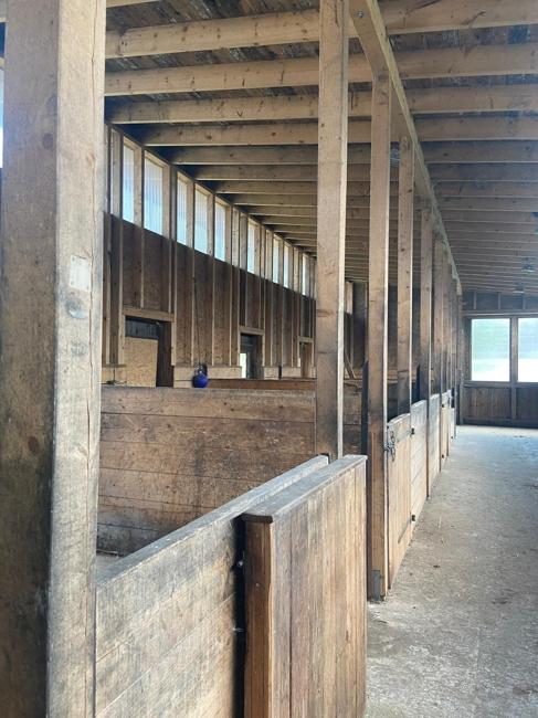 Halle mit Boxen vor der Lagernutzung