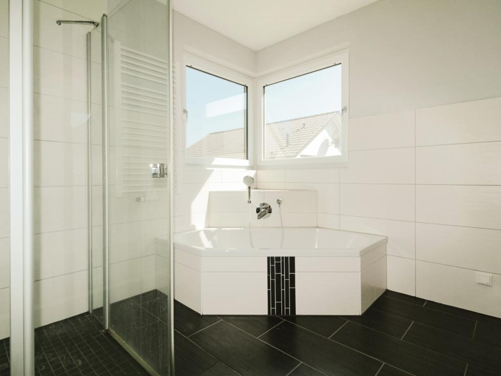 Die ebenerdige Dusche befindet sich links im Bild