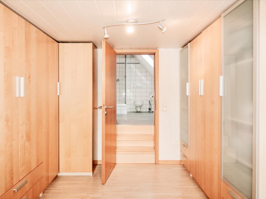 Großzügiger begehbarer Kleiderschrank