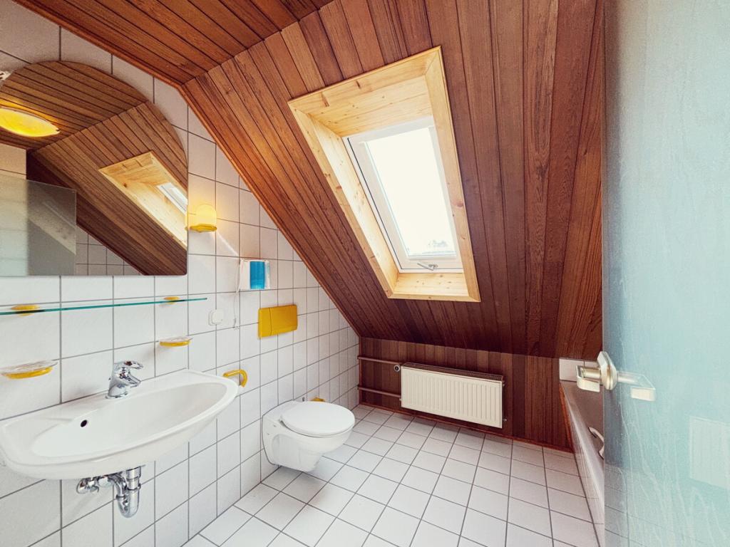 Eigenes Badezimmer im Dachgeschoss