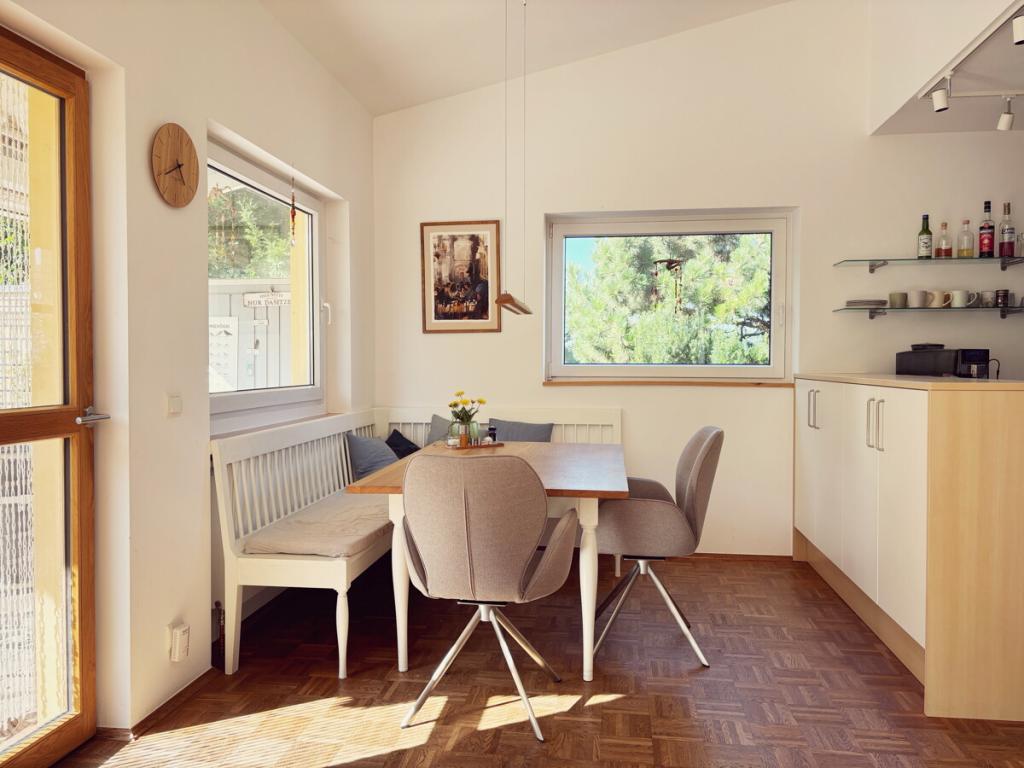 Landhausfeeling und Gemütlichkeit an der offenen Küche