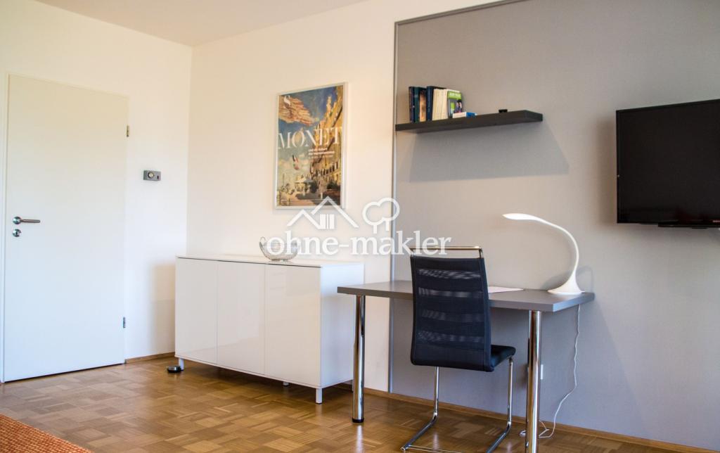 Schreibtisch und Fernseher