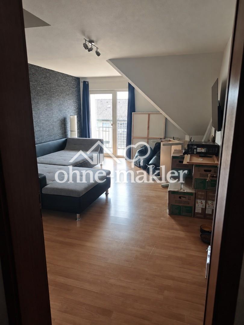 Sehr schöne Dachgeschosswohnung über 2 Etagen in einem gepflegten Haus mit Balkon, Küche, Stellplatz - Photo 1