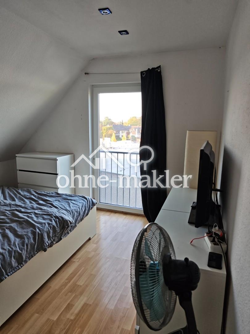 Sehr schöne Dachgeschosswohnung über 2 Etagen in einem gepflegten Haus mit Balkon, Küche, Stellplatz - Photo 3