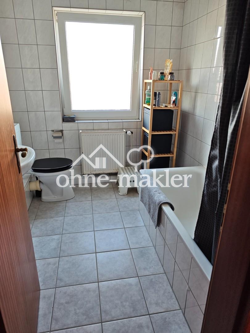 Sehr schöne Dachgeschosswohnung über 2 Etagen in einem gepflegten Haus mit Balkon, Küche, Stellplatz - Photo 4
