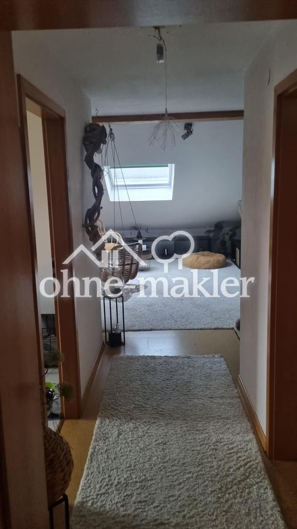 Helle und gemütliche Dachgeschosswohnung mit Tageslichtbad, Einbauküche und Stellplatz - Photo 1