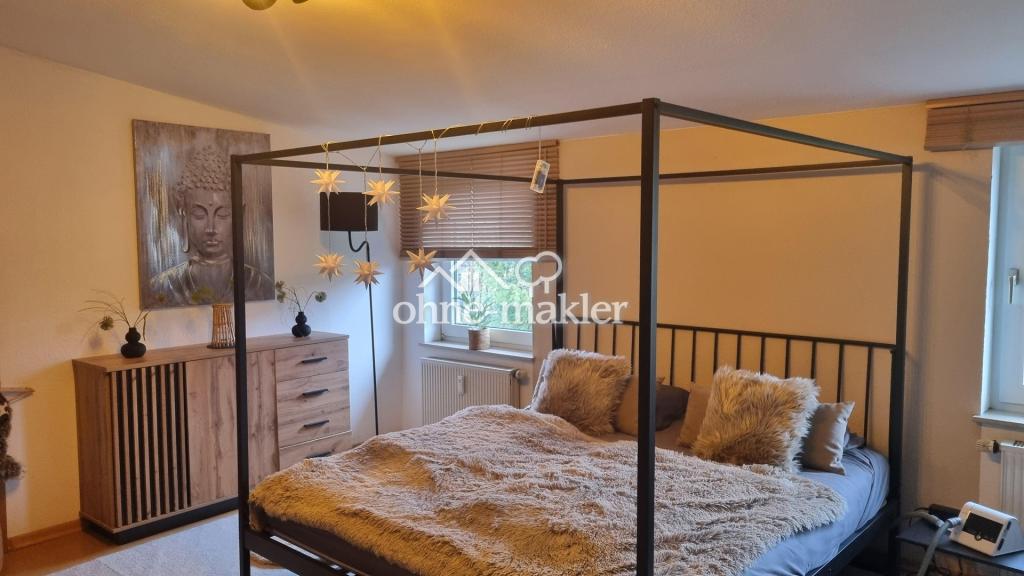Helle und gemütliche Dachgeschosswohnung mit Tageslichtbad, Einbauküche und Stellplatz - Photo 4