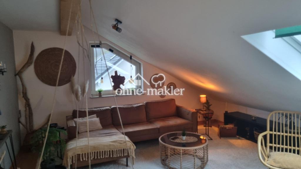 Helle und gemütliche Dachgeschosswohnung mit Tageslichtbad, Einbauküche und Stellplatz - Photo 3