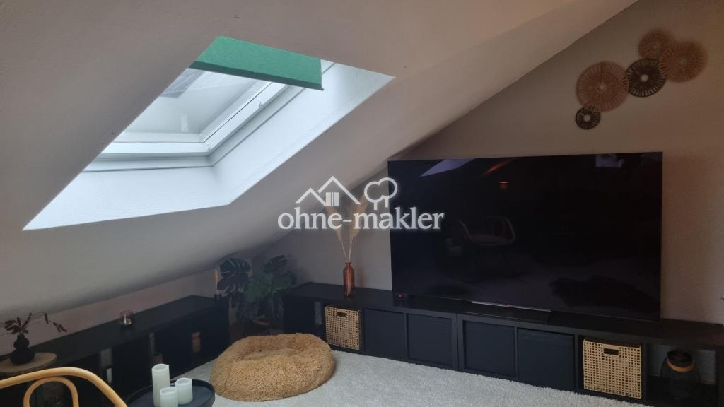 Helle und gemütliche Dachgeschosswohnung mit Tageslichtbad, Einbauküche und Stellplatz - Photo 2