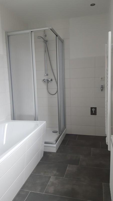 Bad mit Wanne und Dusche