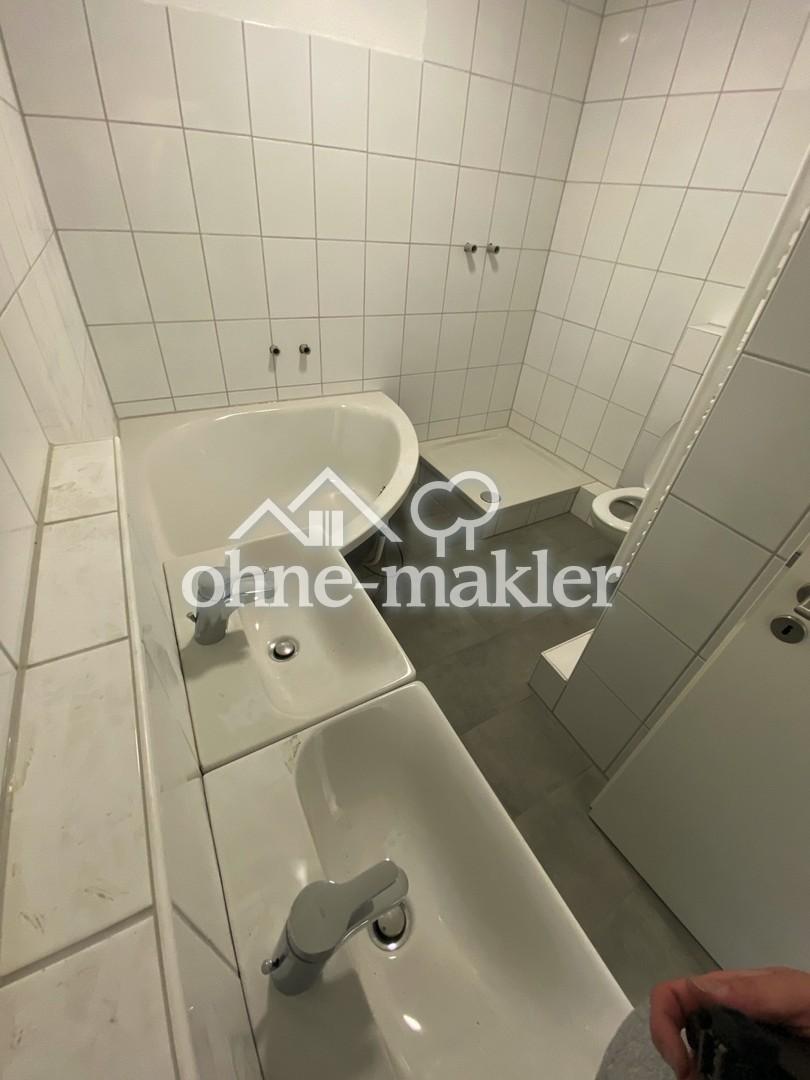 Bad mit Wanne, Dusche und WC